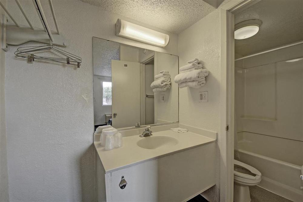 Red Roof Inn San Antonio Northeast - Rittiman Rd Номер фото